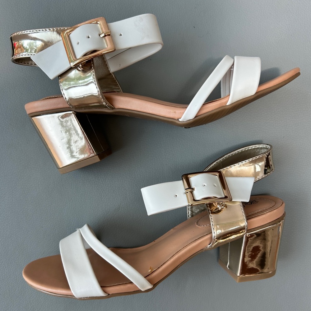 NWT - Avon Cushion Walk Shiny Gold Buckle Block Heel Sandal White Strap Size 6